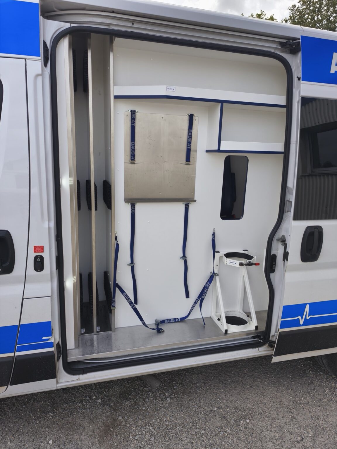 Rangement latéral de l'ambulance ASSU pour le matériel de secours