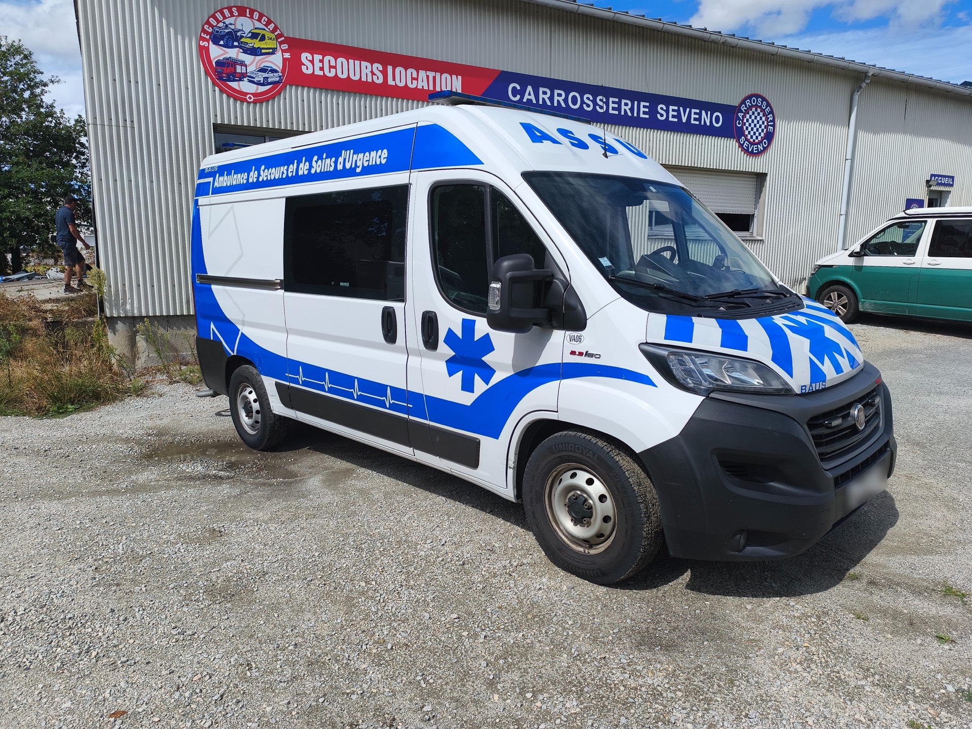 Ambulance ASSU blanche et bleue en location devant l'agence Secours Location